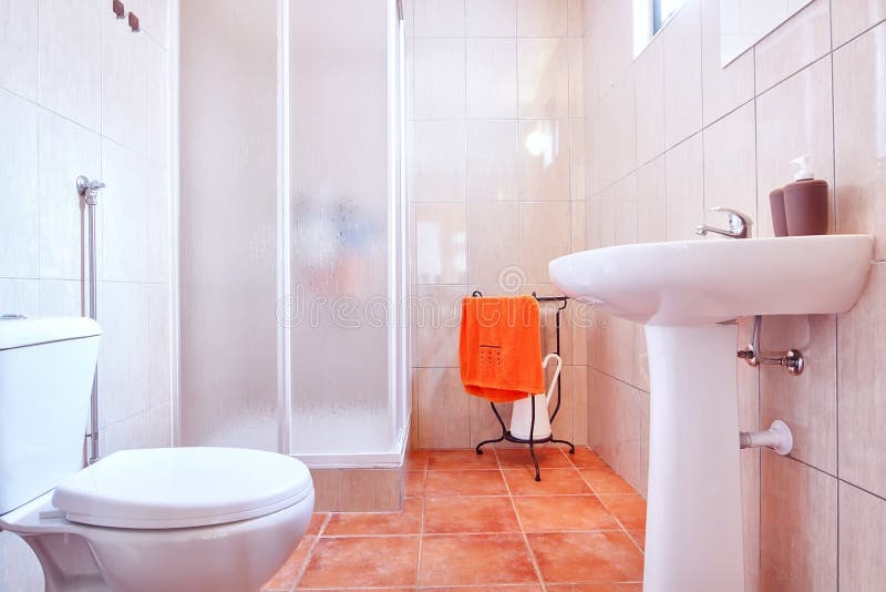 Klassisches Blaues Badezimmer. Stockbild - Bild von gesundheit