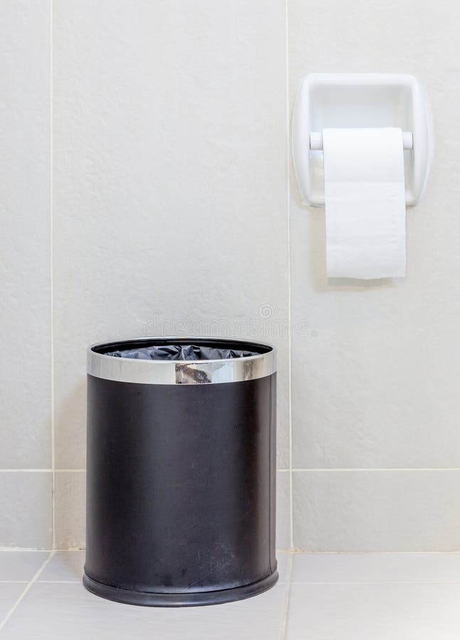 Toilettenpapier und trashcan in der weißen Hygienetoilette lizenzfreie stockfotos Toilettenpapier und trashcan in der weißen Hygienetoilette lizenzfreie stockfotos