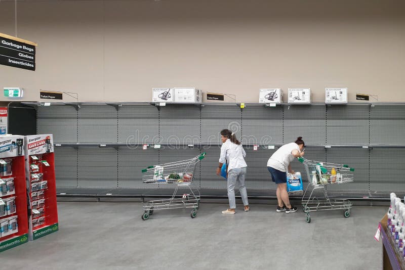 Wollwaren Supermarkt leere Toilettenpapierregale inmitten von Koronavirus-Ängsten und Panikkkäufen