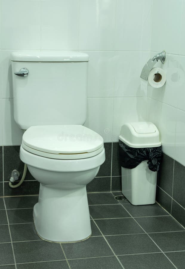 Toilettenschüssel im Badezimmer stockfotos Toilettenschüssel im Badezimmer stockfotos
