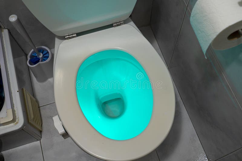 Toilettes éclairées De Lumière Verte à L'intérieur Au Moyen D'un Dispositif  Installé Sur Son Bord Image stock - Image du illuminé, vert: 265039371