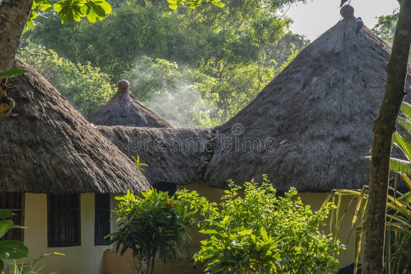 Toit De Paille De L'Afrique De Maison Au Ghana Image stock - Image du  loyer, maison: 151700947