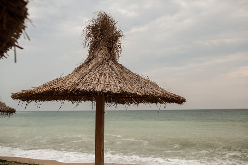 Toit de Reed sur une plage chez la Mer Noire images libres de droits Toit de Reed sur une plage chez la Mer Noire images libres de droits