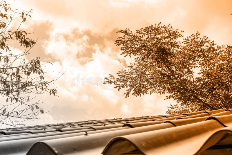 Toit de vintage avec la belle lumière orange photographie stock libre de droits Toit de vintage avec la belle lumière orange photographie stock libre de droits