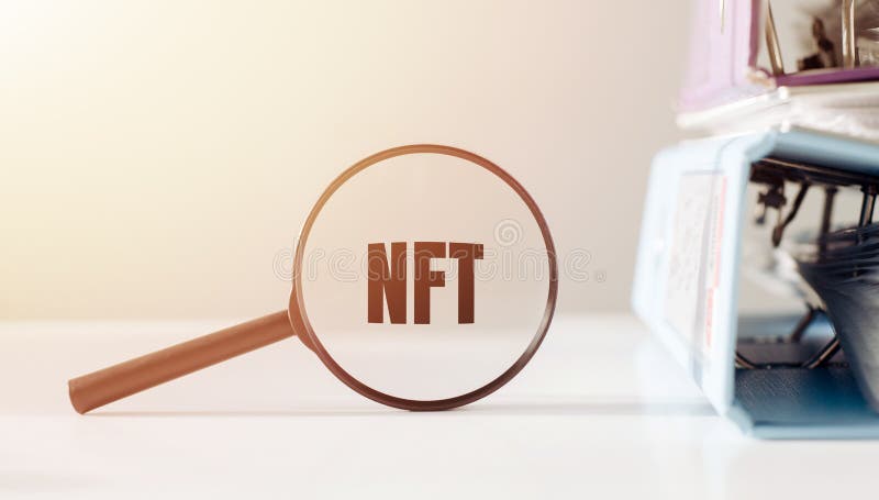 Token não fungível da nft é uma palavra no amplificador no escritório foto de stock