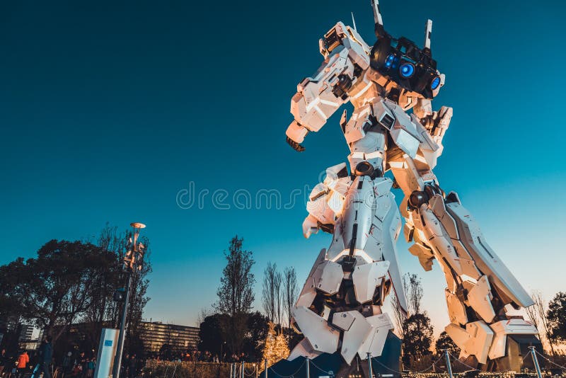 Tokio Japonia, Jan, - 9, 2019: Tylni widok naturalnych rozmiarów jednorożec Gundam statuy pokaz przy DiverCity Tokio placu centru obrazy royalty free Tokio Japonia, Jan, - 9, 2019: Tylni widok naturalnych rozmiarów jednorożec Gundam statuy pokaz przy DiverCity Tokio placu centru obrazy royalty free