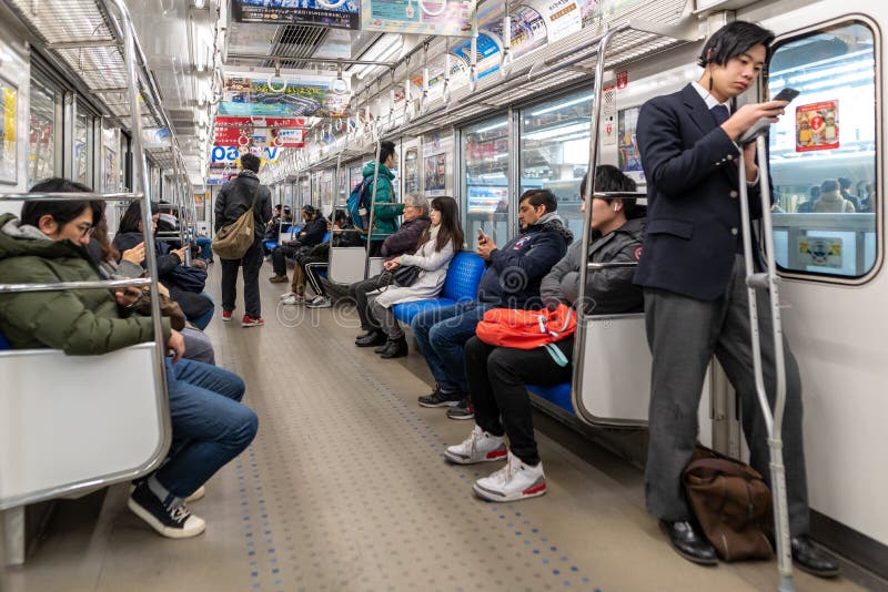 TOKIO JAPONIA, LUTY, - 5, 2019: Tokio transportu publicznego pociąg z Passangers Metro linia Japonia fotografia royalty free TOKIO JAPONIA, LUTY, - 5, 2019: Tokio transportu publicznego pociąg z Passangers Metro linia Japonia fotografia royalty free