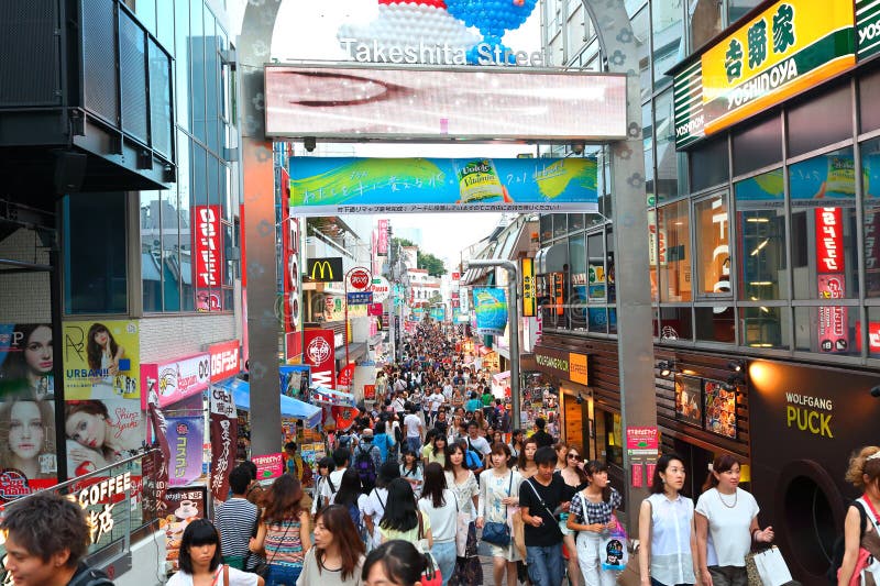 TOKIO, JAPÓN: Calle de Takeshita (Takeshita Dori) imágenes de archivo libres de regalías TOKIO, JAPÓN: Calle de Takeshita (Takeshita Dori) imágenes de archivo libres de regalías