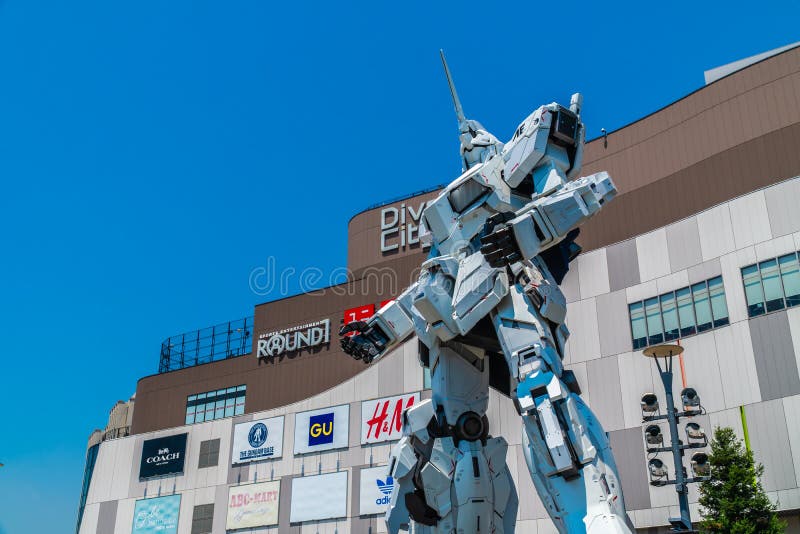 TOKIO JAPÓN - 1 DE AGOSTO DE 2018: Gigante hermoso Unicorn Gundam Model fotografía de archivo TOKIO JAPÓN - 1 DE AGOSTO DE 2018: Gigante hermoso Unicorn Gundam Model fotografía de archivo