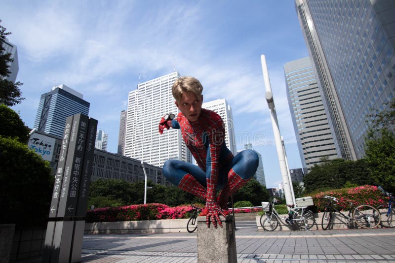 Tokio, Japón - 15 de junio de 2019: Hombre en hombre araña cómico de la maravilla del traje del super héroe en la calle foto de archivo Tokio, Japón - 15 de junio de 2019: Hombre en hombre araña cómico de la maravilla del traje del super héroe en la calle foto de archivo