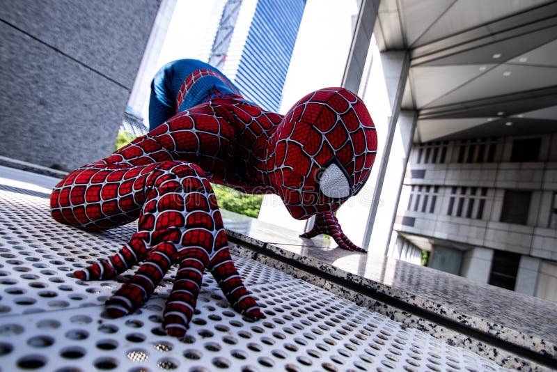 Tokio, Japón - 15 de junio de 2019: Hombre en hombre araña cómico de la maravilla del traje del super héroe en la calle imagen de archivo Tokio, Japón - 15 de junio de 2019: Hombre en hombre araña cómico de la maravilla del traje del super héroe en la calle imagen de archivo