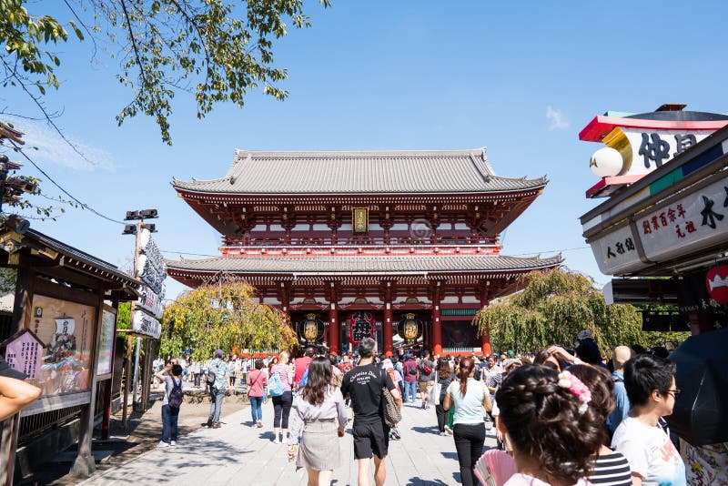 Tokio, Japón - 7 de octubre de 2018: el turista es que camina y que visita el templo de Sensoji fotografía de archivo libre de regalías Tokio, Japón - 7 de octubre de 2018: el turista es que camina y que visita el templo de Sensoji fotografía de archivo libre de regalías
