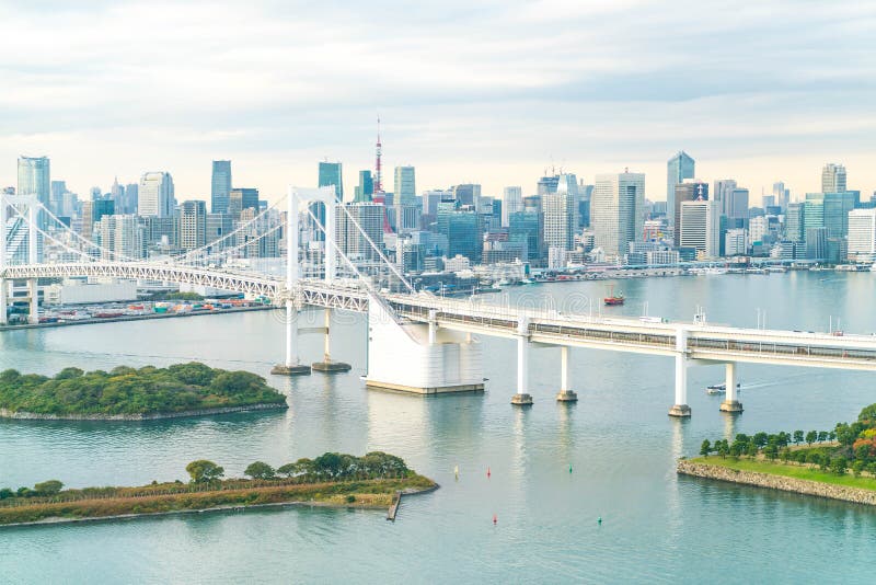 Tokio linia horyzontu z Tokio wierza i tęcza mostem mieszkania architektury budynku budynków betonowego szklanego wysokiego Japan nowożytnego mieszkaniowego wzrosta stalowy Tokyo wierza góruje