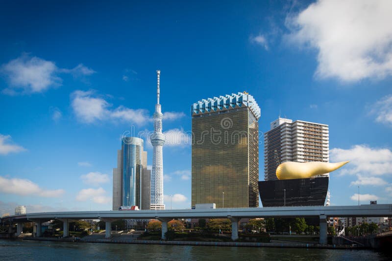 Tokio nieba drzewo Piwny Hall n Sumida i Asahi - sławny turystyczny miejsce przeznaczenia w Tokio obraz stock Tokio nieba drzewo Piwny Hall n Sumida i Asahi - sławny turystyczny miejsce przeznaczenia w Tokio obraz stock