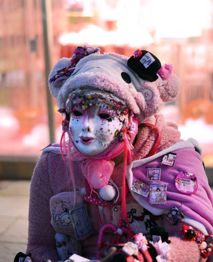 TOKIO - OKOŁO NOV 24: Niezidentyfikowana Japońska dziewczyna w Cosplay outf zdjęcia stock TOKIO - OKOŁO NOV 24: Niezidentyfikowana Japońska dziewczyna w Cosplay outf zdjęcia stock