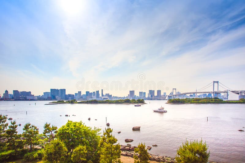 Tokio zmierzchu linia horyzontu z tęczy zatoką od Odaiba i mostem. Japonia obrazy stock