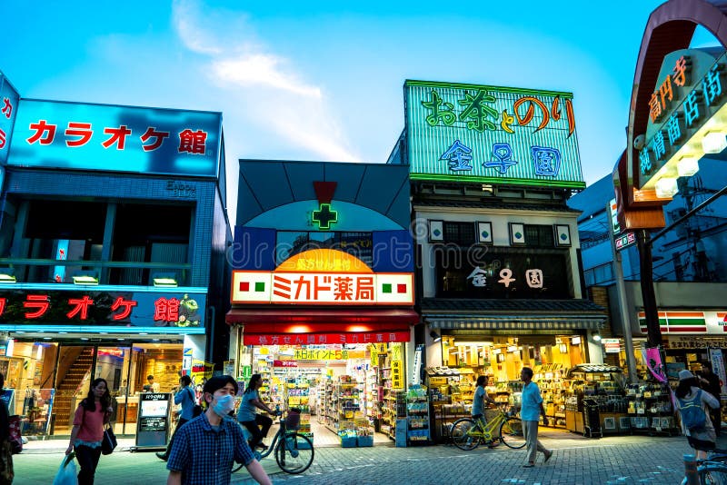 Tokyo - Abendstraßenansicht von Koenji mit Leuten und glühenden Neonlichtern stockfotos Tokyo - Abendstraßenansicht von Koenji mit Leuten und glühenden Neonlichtern stockfotos
