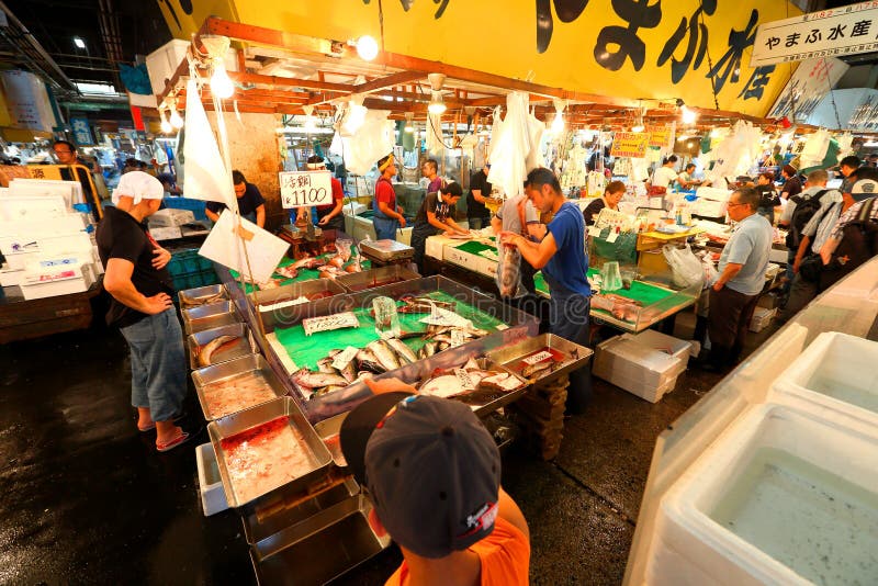 Tokyo: De Vissenmarkt van Tsukijizeevruchten stock foto Tokyo: De Vissenmarkt van Tsukijizeevruchten stock foto