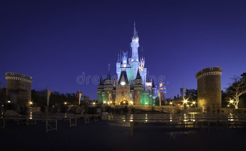Tokyo Disneyland slott royaltyfri foto Tokyo Disneyland slott royaltyfri foto