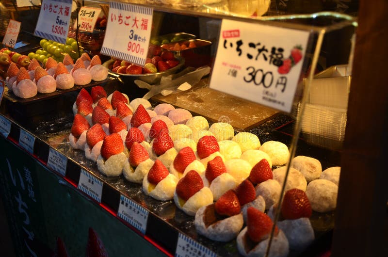 TOKYO, GIAPPONE - DICEMBRE 2016: Fragola Mochi di Daifuku della fragola fotografia stock libera da diritti TOKYO, GIAPPONE - DICEMBRE 2016: Fragola Mochi di Daifuku della fragola fotografia stock libera da diritti