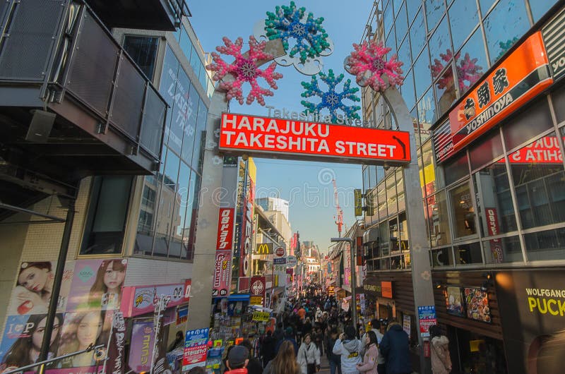 Tokyo, Giappone - 26 gennaio 2016: Via di Takeshita in Harajuku, immagine stock libera da diritti Tokyo, Giappone - 26 gennaio 2016: Via di Takeshita in Harajuku, immagine stock libera da diritti