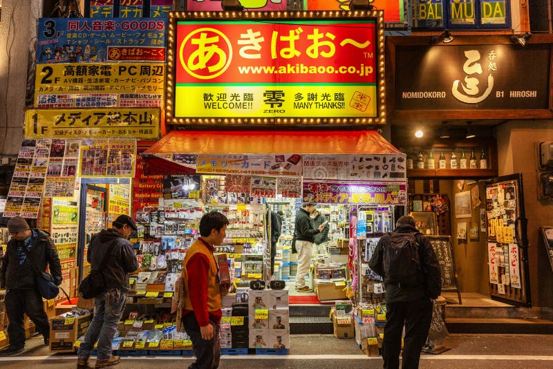 Tokyo, Giappone 04/04/2017 Piccoli strumenti del magazzino, vista frontale fotografia stock Tokyo, Giappone 04/04/2017 Piccoli strumenti del magazzino, vista frontale fotografia stock