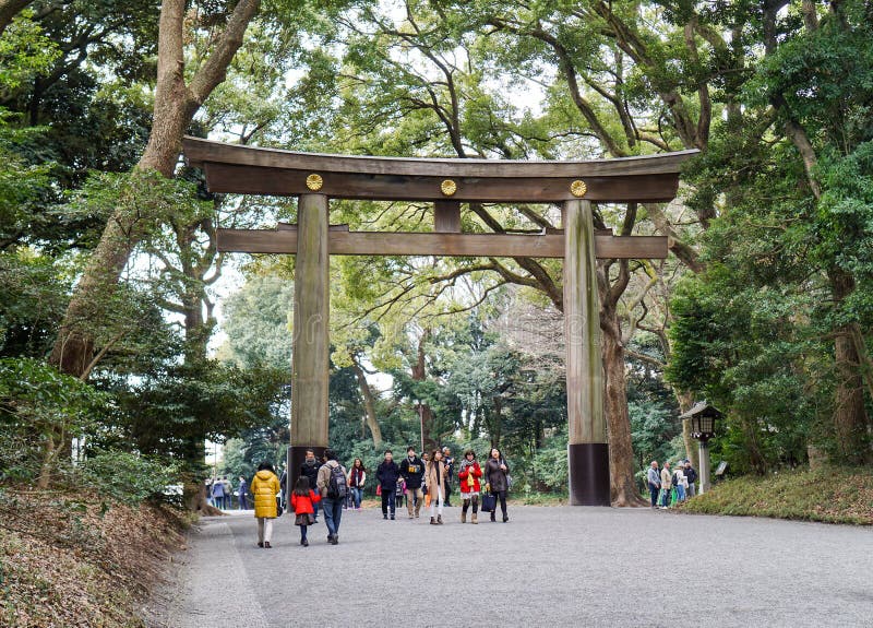 Tokyo, Japan - breng 12 2016 in de war: Toeristenreis in de tuin van meijijingu stock afbeeldingen Tokyo, Japan - breng 12 2016 in de war: Toeristenreis in de tuin van meijijingu stock afbeeldingen