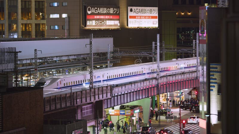 Tokyo japan circa 2020er shinkansen zug ankommen an einem bahnhof in der nacht.