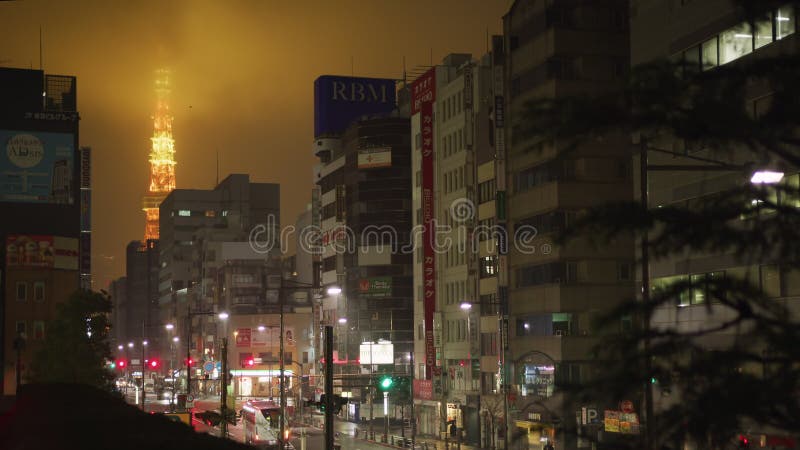 Tokyo japan circa 2020er turm, der in der kalten regennacht in den nebel greift.