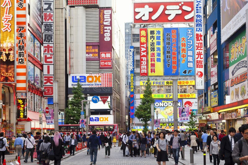 TOKYO JAPAN-CIRKA MAY-2016: Akihabara område i Tokyo, Japan Området är ett viktigt shoppa område för elektroniskt, datoren, royaltyfri foto TOKYO JAPAN-CIRKA MAY-2016: Akihabara område i Tokyo, Japan Området är ett viktigt shoppa område för elektroniskt, datoren, royaltyfri foto