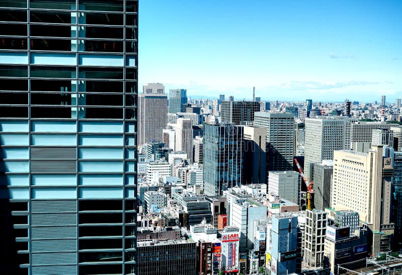 Tokyo Japan 10 02 2018 flyg- sikt för panorama- modern stadshorisont av byggnader i finansiellt område Tokyo och livlig blå himme royaltyfri bild Tokyo Japan 10 02 2018 flyg- sikt för panorama- modern stadshorisont av byggnader i finansiellt område Tokyo och livlig blå himme royaltyfri bild