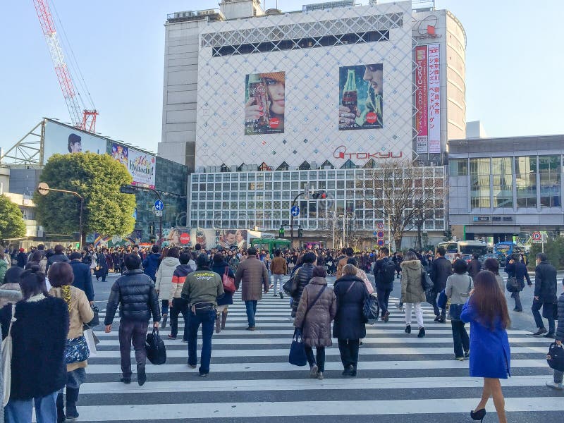 Tokyo, Japan - 28. Januar 2016: Fußgängerkreuz an Shibuya-Cr lizenzfreies stockfoto Tokyo, Japan - 28. Januar 2016: Fußgängerkreuz an Shibuya-Cr lizenzfreies stockfoto