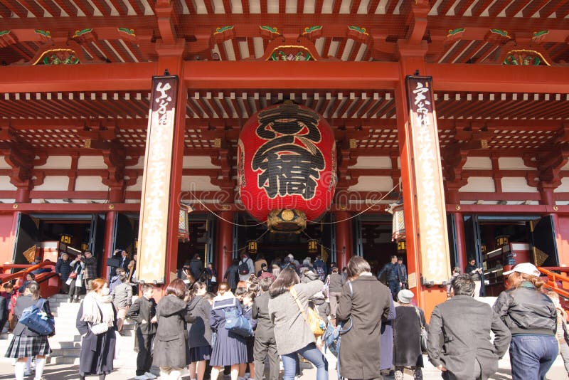 Tokyo, Japan - 28. Januar 2016: Leutebesuch Sensoji-Tempel in Asakusa, Tokyo Senso-ji ist ein berühmter buddhistischer Tempel in lizenzfreies stockbild Tokyo, Japan - 28. Januar 2016: Leutebesuch Sensoji-Tempel in Asakusa, Tokyo Senso-ji ist ein berühmter buddhistischer Tempel in lizenzfreies stockbild