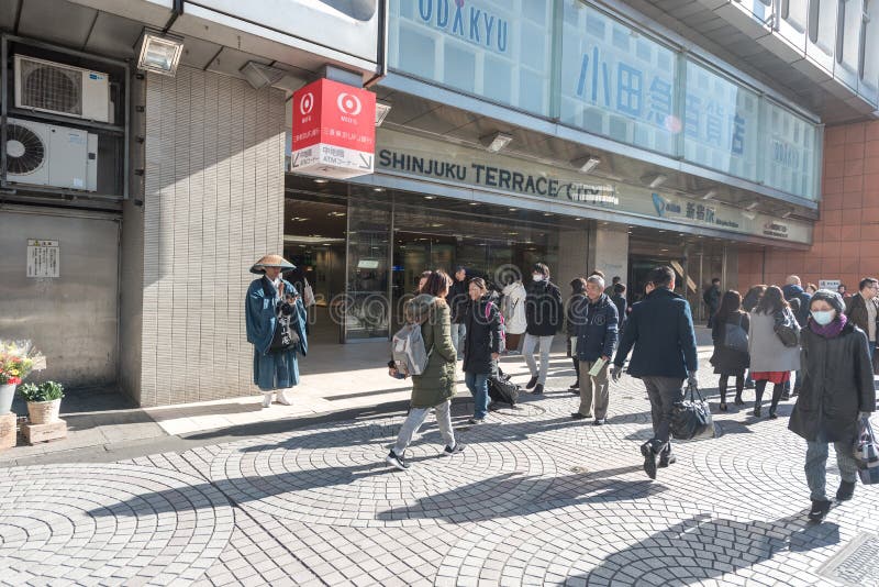 TOKYO JAPAN - JANUARI 25, 2017: Tokyo Shinjuku stationsområde arkivfoton TOKYO JAPAN - JANUARI 25, 2017: Tokyo Shinjuku stationsområde arkivfoton