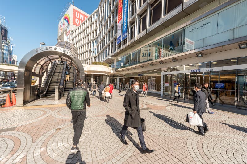 TOKYO JAPAN - JANUARI 25, 2017: Tokyo Shinjuku stationsområde royaltyfri bild TOKYO JAPAN - JANUARI 25, 2017: Tokyo Shinjuku stationsområde royaltyfri bild