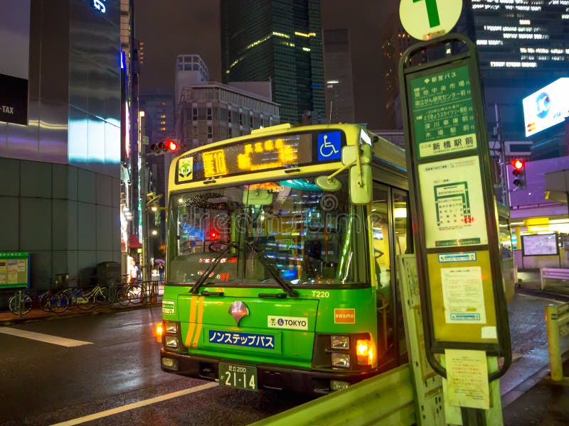 TOKYO, JAPAN AM 28. JUNI - 2017: Transportieren Sie das Warten in der Bushaltestelle Leute an der Straße in Shinjuku goldenes Gai lizenzfreie stockbilder TOKYO, JAPAN AM 28. JUNI - 2017: Transportieren Sie das Warten in der Bushaltestelle Leute an der Straße in Shinjuku goldenes Gai lizenzfreie stockbilder