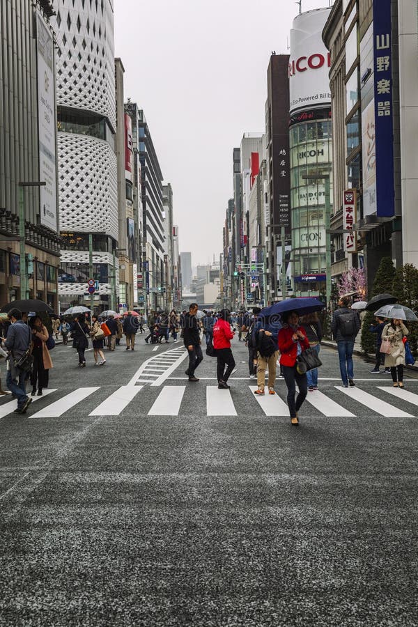 Tokyo, Japan, 04/08/2017: Leute gehen entlang Fu?g?ngerstra?e Ginza lizenzfreies stockfoto Tokyo, Japan, 04/08/2017: Leute gehen entlang Fu?g?ngerstra?e Ginza lizenzfreies stockfoto