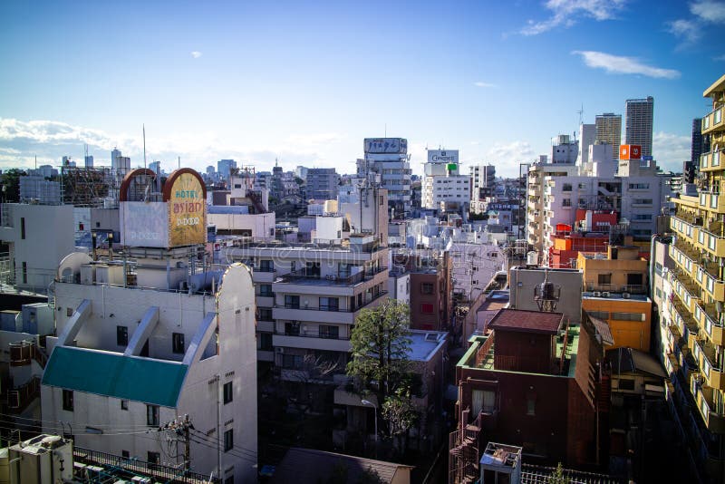 Tokyo japan marsz 11 2019 : pejzaż miasta ueno w mieście tokyo. widok budynków na wschód słońca zdjęcia royalty free