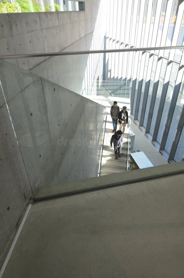 Tokyo, Japan - November 23, 2013: De mensen bezoeken 21_21-het Museum van het Ontwerpgezicht in Tokyo stock foto Tokyo, Japan - November 23, 2013: De mensen bezoeken 21_21-het Museum van het Ontwerpgezicht in Tokyo stock foto