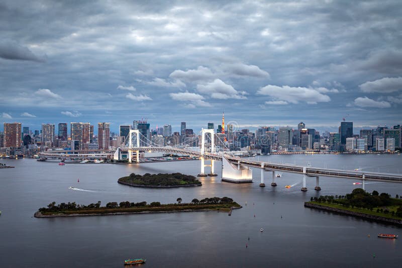 TOKYO, JAPAN - OKTOBER 6, 2019: Den största regnbågsbron som korsar den norra Tokyobukten mellan Shibaura Pier och Odaiba fotografering för bildbyråer TOKYO, JAPAN - OKTOBER 6, 2019: Den största regnbågsbron som korsar den norra Tokyobukten mellan Shibaura Pier och Odaiba fotografering för bildbyråer