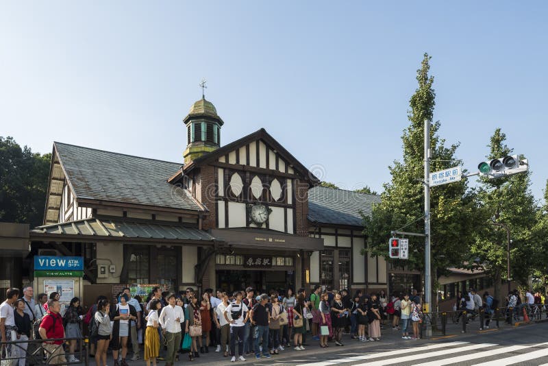 Tokyo Japan - Oktober 2, 2016: Klassisk byggnad av den Harajuku stationen, Tokyo, Japan arkivfoton Tokyo Japan - Oktober 2, 2016: Klassisk byggnad av den Harajuku stationen, Tokyo, Japan arkivfoton