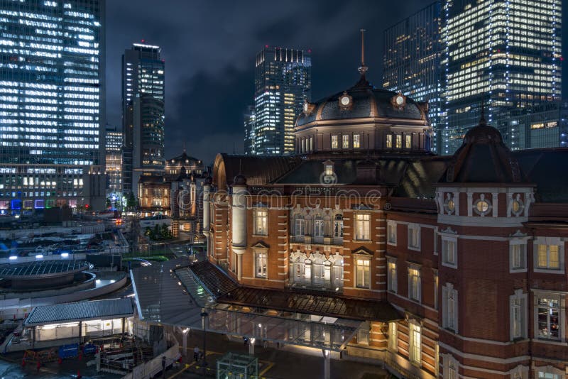 Tokyo Japan - Oktober 3, 2016: Station för Marunouchi affärsområde och Tokyo arkivbild Tokyo Japan - Oktober 3, 2016: Station för Marunouchi affärsområde och Tokyo arkivbild