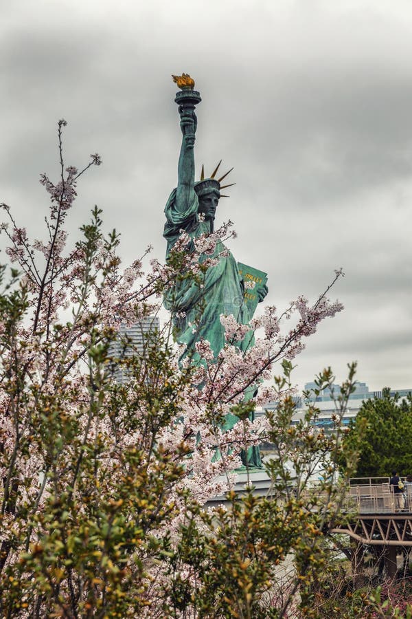 Tokyo, Japan, 04/08/2017: Statue of Liberty on Odaiba Island in Sakura Flowers, royalty free stock photography Tokyo, Japan, 04/08/2017: Statue of Liberty on Odaiba Island in Sakura Flowers, royalty free stock photography