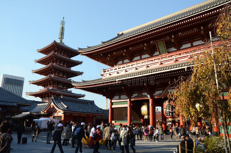 TOKYO, JAPON - 21 NOVEMBRE : Le temple bouddhiste Senso-JI est le symbole d'Asakusa images stock TOKYO, JAPON - 21 NOVEMBRE : Le temple bouddhiste Senso-JI est le symbole d'Asakusa images stock