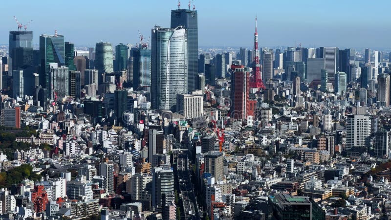 Tokyo Stadt und ikonischer roter Tokyo Turm umgeben von hohen Wolkenkratzern. Tourismus.