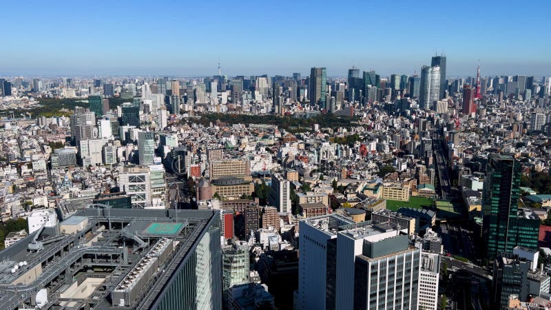 Tokyo Stadt und ikonischer roter Tokyo Turm umgeben von hohen Wolkenkratzern. Tourismus.