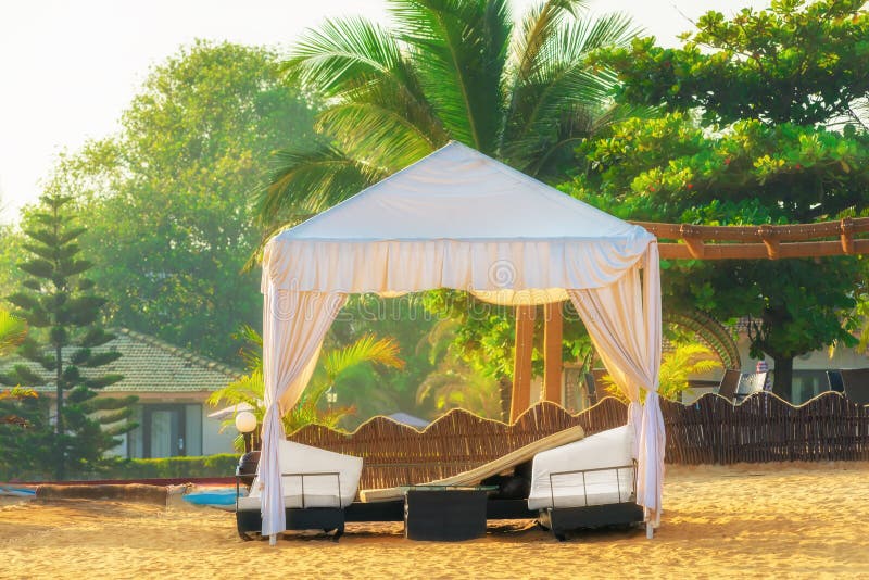 Toldo vazio da praia com vadios do sol imagens de stock