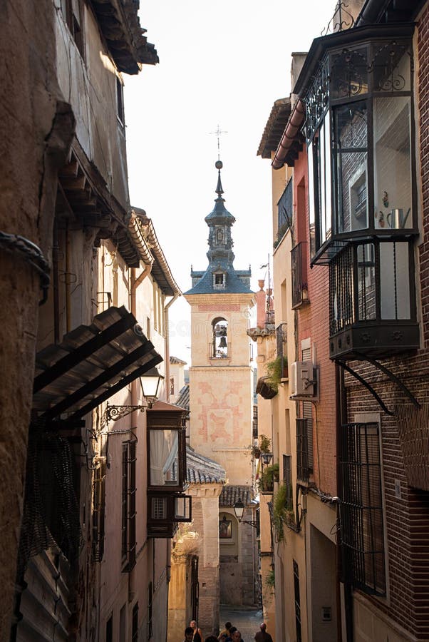 Toledo, los angeles Mancha, Hiszpania Stary średniowieczny miasteczko, wąska ulica, kościół