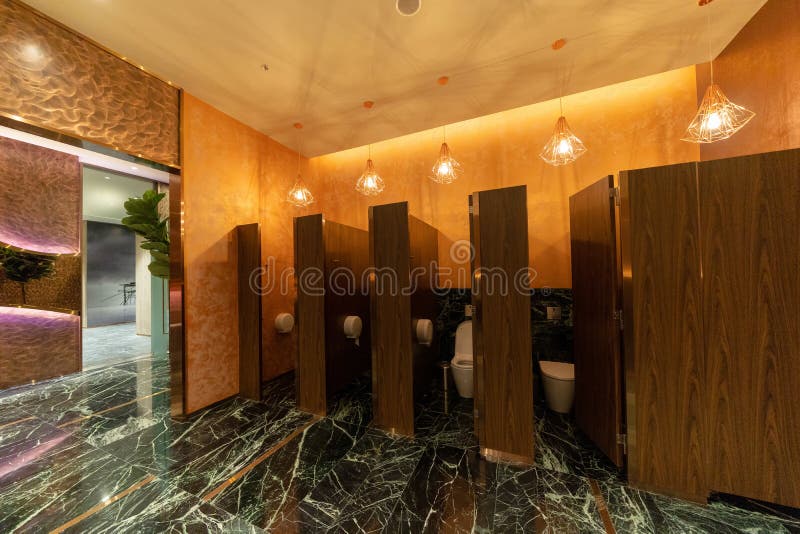 Toletta pubblica porte del bagno degli uomini in toilette in ristorante o in hotel o nel centro commerciale, progettazione vuota fotografia stock libera da diritti Toletta pubblica porte del bagno degli uomini in toilette in ristorante o in hotel o nel centro commerciale, progettazione vuota fotografia stock libera da diritti