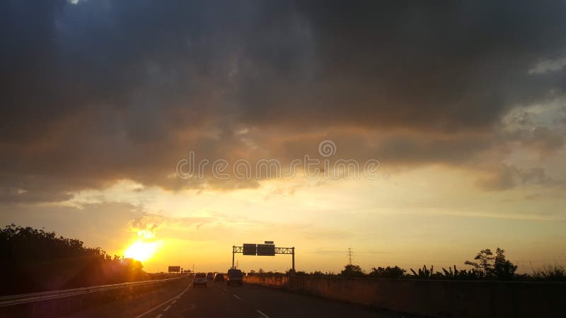 Peaje carreteras sobre el atardecer, Éste una foto atrapar mi ojos.